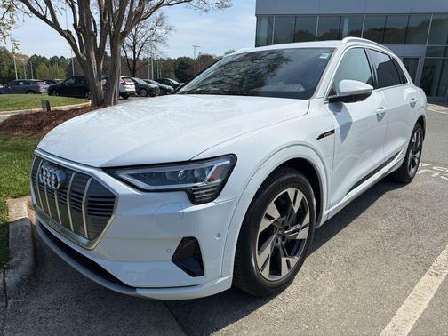 Glacier White Metallic 2023 Audi e-tron Premium Plus quattro