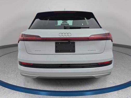 Glacier White Metallic 2023 Audi e-tron Premium Plus quattro