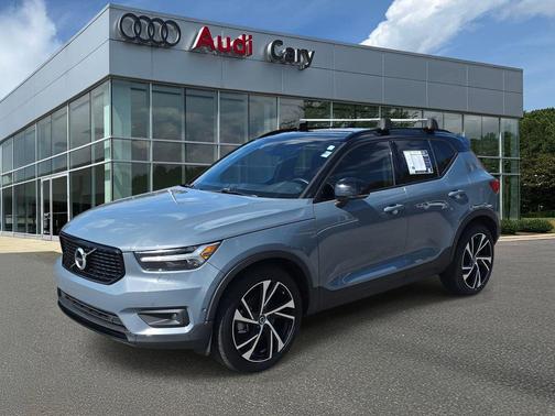 2022 Volvo XC40 T5 R-Design