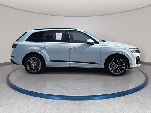 Glacier White Metallic 2025 Audi Q7 45 Premium