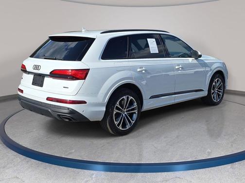 Glacier White Metallic 2025 Audi Q7 45 Premium