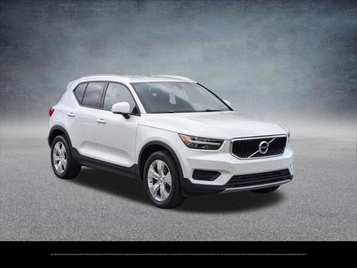 2022 Volvo XC40 T4 Momentum