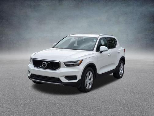 2022 Volvo XC40 T4 Momentum