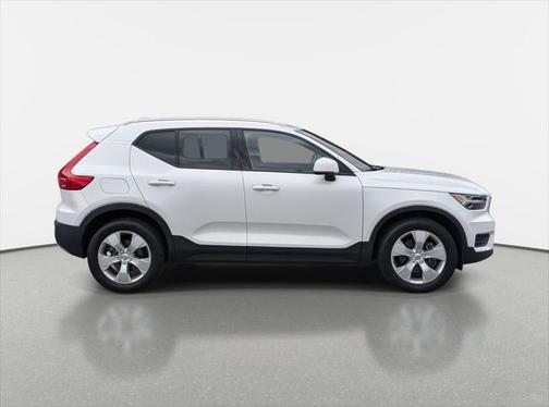 2022 Volvo XC40 T4 Momentum