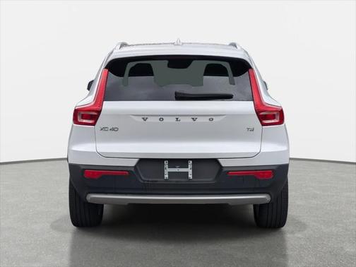 2022 Volvo XC40 T4 Momentum