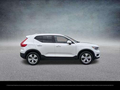 2022 Volvo XC40 T4 Momentum