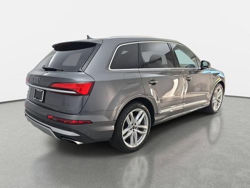 2025 Audi Q7 55 Premium Plus