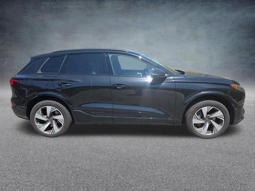 Mythos Black Metallic 2025 Audi Q6 e-tron Premium Plus quattro