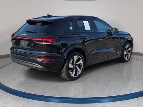 Mythos Black Metallic 2025 Audi Q6 e-tron Premium Plus quattro