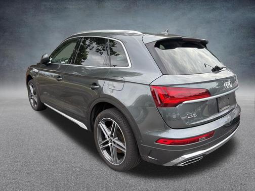 Daytona Gray Pearl Effect 2023 Audi Q5 e 55 S line Prestige