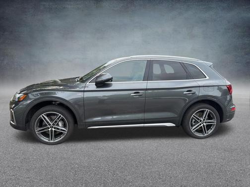 Daytona Gray Pearl Effect 2023 Audi Q5 e 55 S line Prestige