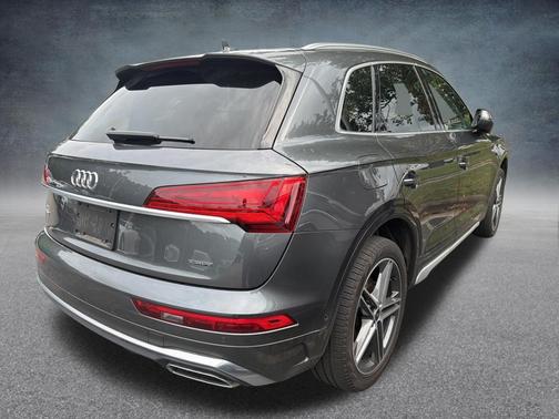 Daytona Gray Pearl Effect 2023 Audi Q5 e 55 S line Prestige