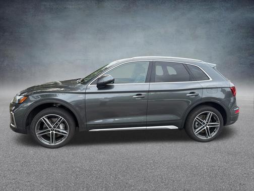 Daytona Gray Pearl Effect 2023 Audi Q5 e 55 S line Prestige