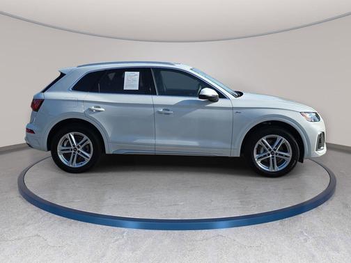 Glacier White Metallic 2025 Audi Q5 55 S line Premium Plus
