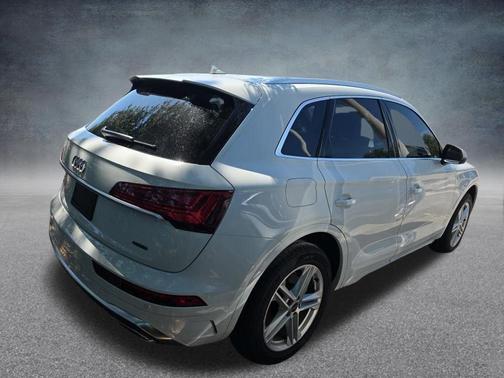 Glacier White Metallic 2024 Audi Q5 e 55 S line Premium Plus