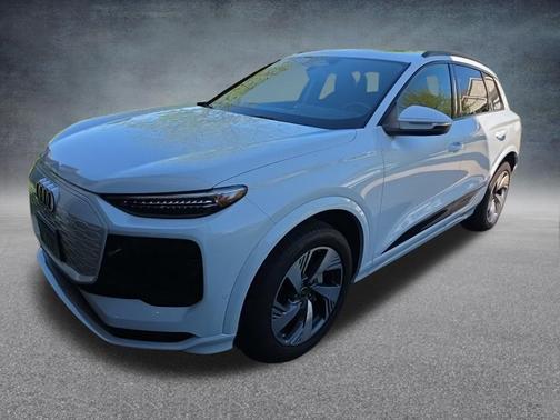 Glacier White Metallic 2025 Audi Q6 e-tron Premium Plus quattro