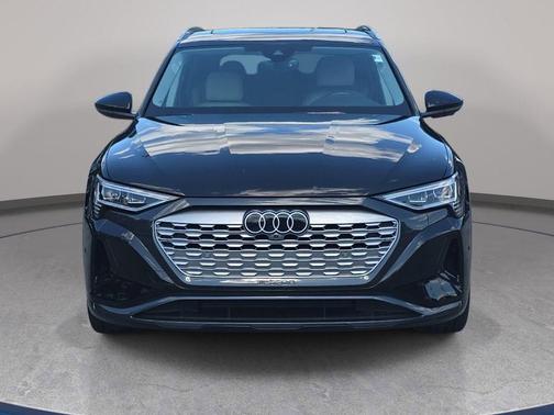 Mythos Black Metallic 2024 Audi Q8 e-tron Premium Plus