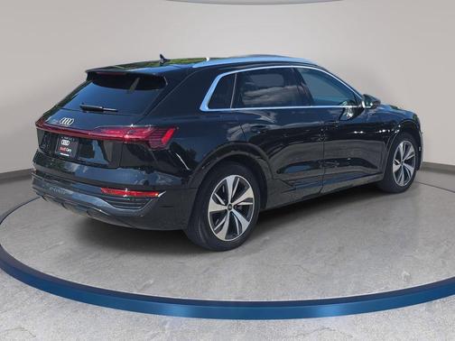 Mythos Black Metallic 2024 Audi Q8 e-tron Premium Plus