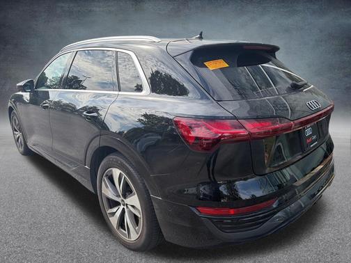 Mythos Black Metallic 2024 Audi Q8 e-tron Premium Plus