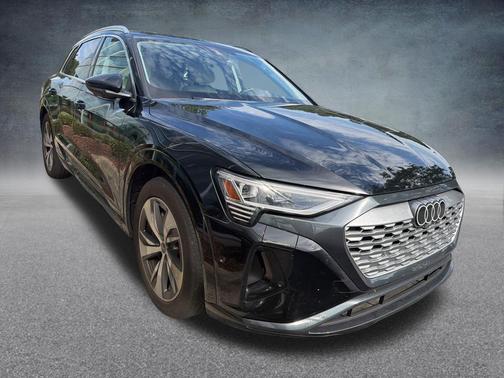 Mythos Black Metallic 2024 Audi Q8 e-tron Premium Plus
