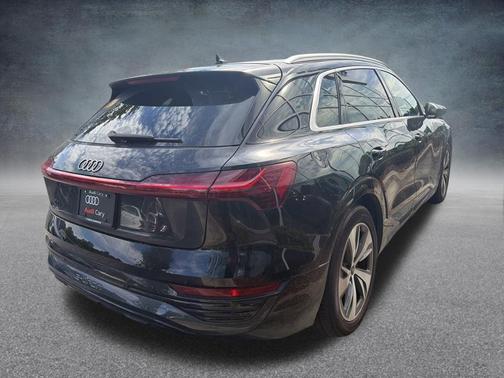 Mythos Black Metallic 2024 Audi Q8 e-tron Premium Plus