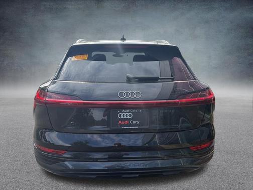 Mythos Black Metallic 2024 Audi Q8 e-tron Premium Plus