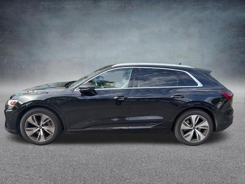 Mythos Black Metallic 2024 Audi Q8 e-tron Premium Plus