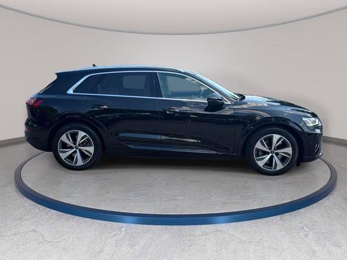 Mythos Black Metallic 2024 Audi Q8 e-tron Premium Plus