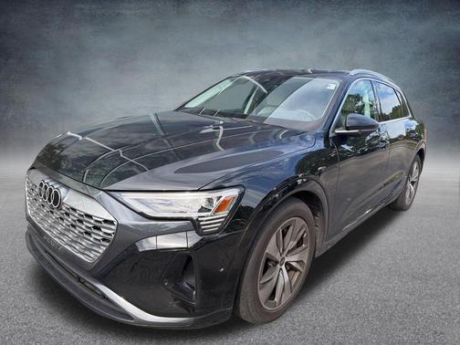 Mythos Black Metallic 2024 Audi Q8 e-tron Premium Plus