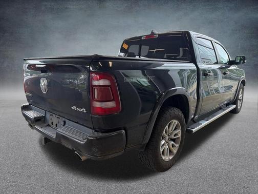 Diamond Black Crystal Pearlcoat 2021 RAM 1500 Laramie