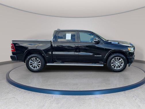 Diamond Black Crystal Pearlcoat 2021 RAM 1500 Laramie