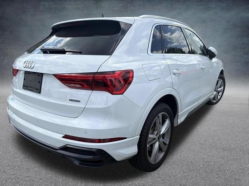 Glacier White Metallic 2022 Audi Q3 45 S line Premium