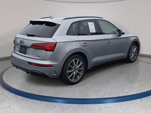 Florett Silver Metallic 2023 Audi Q5 e 55 S line Premium Plus