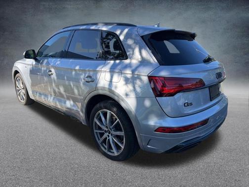 Florett Silver Metallic 2023 Audi Q5 e 55 S line Premium Plus