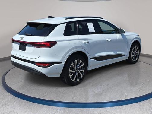 Glacier White Metallic 2025 Audi Q6 e-tron Premium Plus quattro