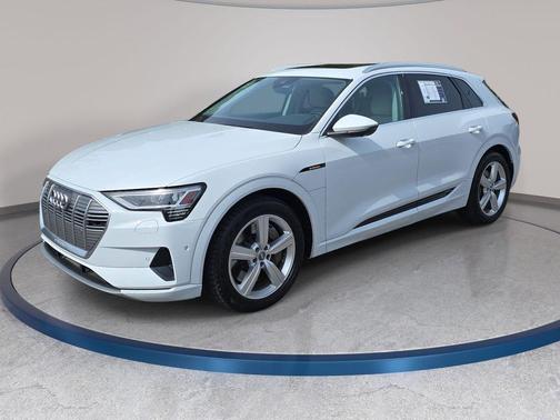 Glacier White Metallic 2019 Audi e-tron Premium Plus SUV