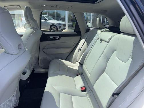 Onyx Black Metallic 2024 Volvo XC60 B5 Core Dark Theme