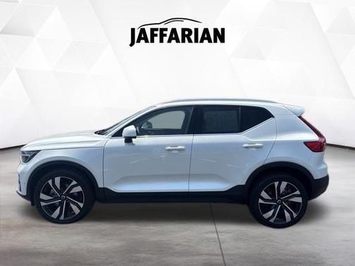 Crystal White Metallic 2023 Volvo XC40 B5 Plus Bright Theme