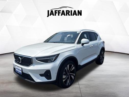 Crystal White Metallic 2023 Volvo XC40 B5 Plus Bright Theme