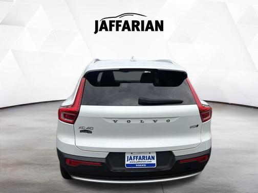 Crystal White Metallic 2023 Volvo XC40 B5 Plus Bright Theme