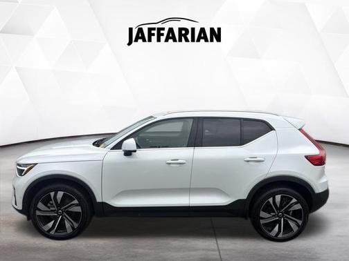 Crystal White Metallic 2023 Volvo XC40 B5 Plus Bright Theme