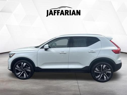 Crystal White Metallic 2023 Volvo XC40 B5 Ultimate Bright Theme