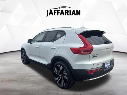 Crystal White Metallic 2023 Volvo XC40 B5 Ultimate Bright Theme