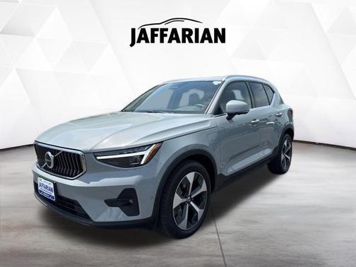 Vapour Grey Metallic 2025 Volvo XC40 B5 Plus Bright Theme