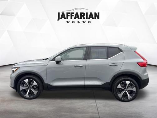 Vapour Grey Metallic 2025 Volvo XC40 B5 Plus Bright Theme