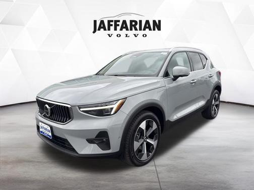 Vapour Grey Metallic 2025 Volvo XC40 B5 Plus Bright Theme