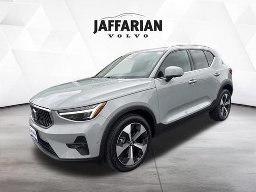 Vapour Grey Metallic 2025 Volvo XC40 B5 Plus Bright Theme