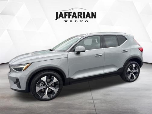 Vapour Grey Metallic 2025 Volvo XC40 B5 Plus Bright Theme