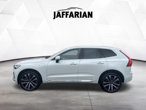 Crystal White Metallic 2023 Volvo XC60 Recharge Plug-In Hybrid T8 Ultimate Bright Theme