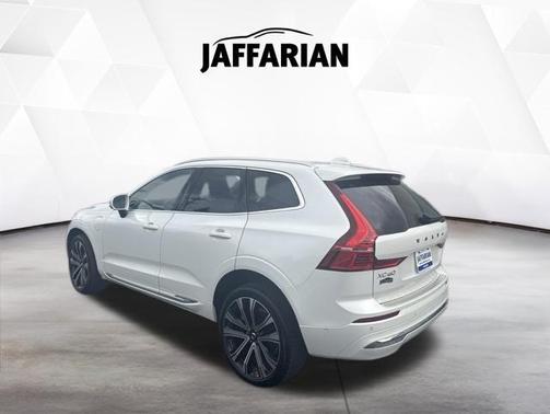 Crystal White Metallic 2023 Volvo XC60 Recharge Plug-In Hybrid T8 Ultimate Bright Theme